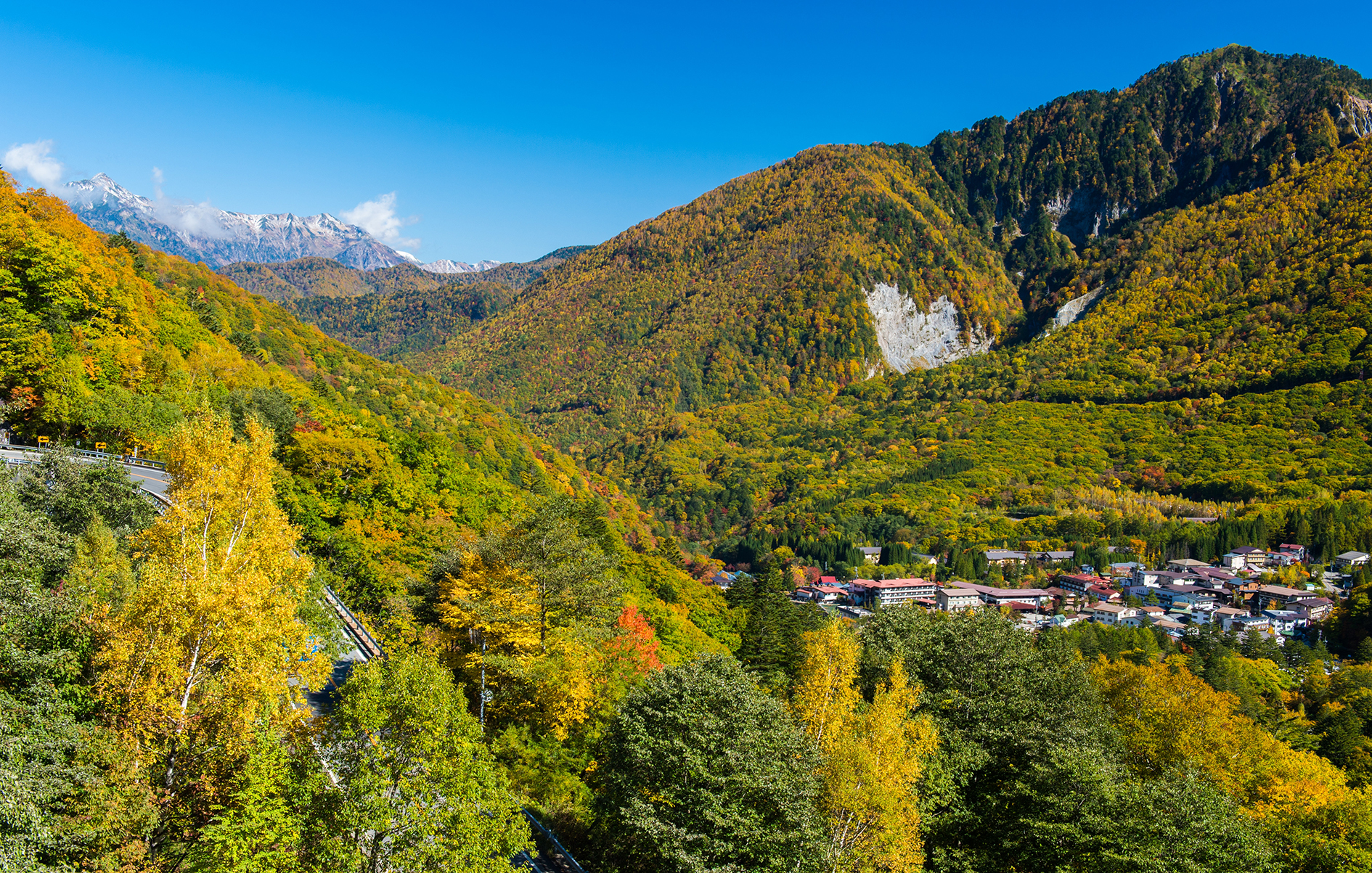 黒川温泉のある山あいの風景