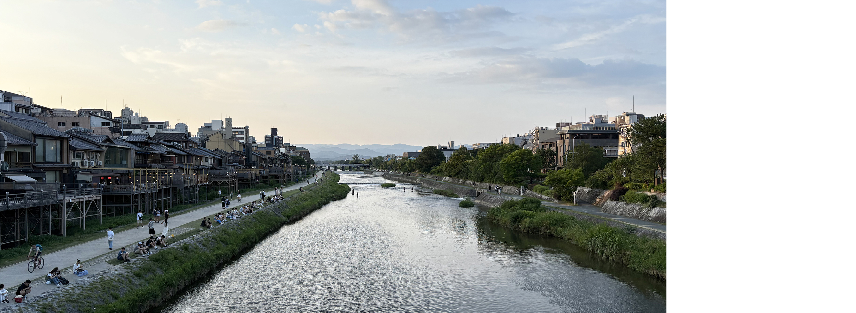 京都・鴨川界隈で人が行き交う様子のイメージ